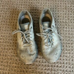 Super cute womens on cloud tennis shoes!